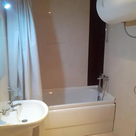 Bright And Cozy 3 Bedroom In Sunny Apartment